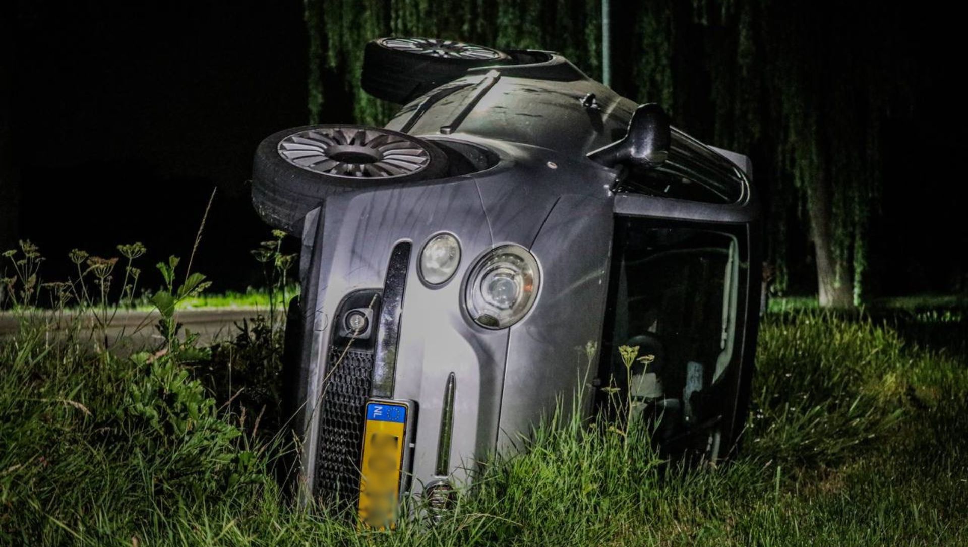Foto: Auto belandt op zijkant in droge sloot, bestuurder nog altijd spoorloos