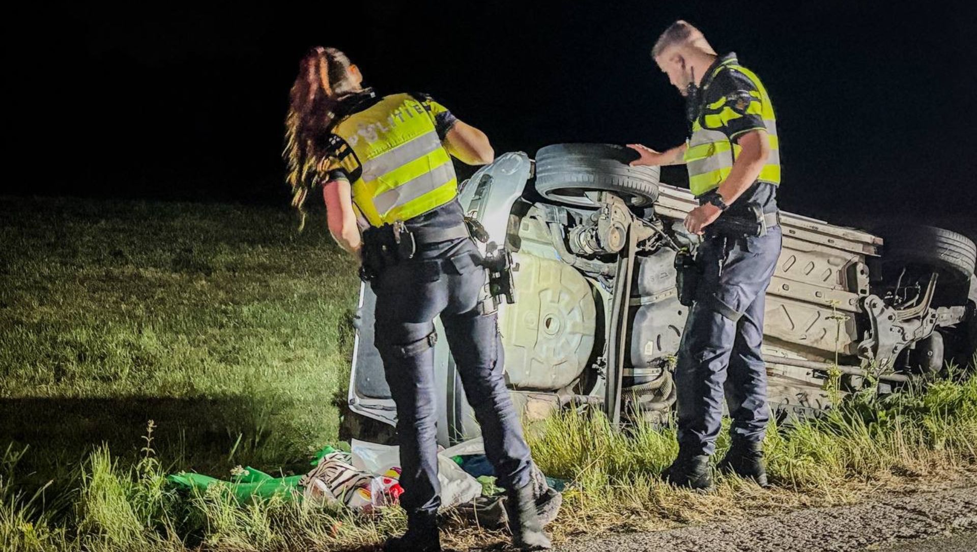 Foto: Auto belandt op zijkant in droge sloot, bestuurder nog altijd spoorloos