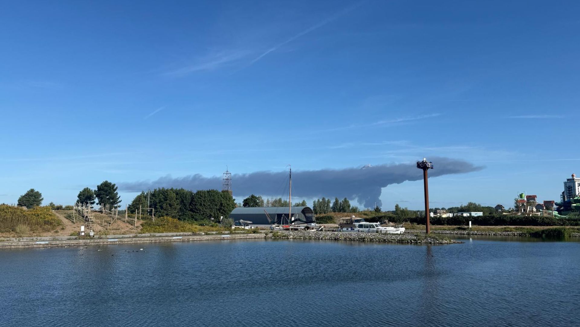 Foto: Zwarte rook van zeer grote brand in Lelystad vanuit Harderwijk te zien