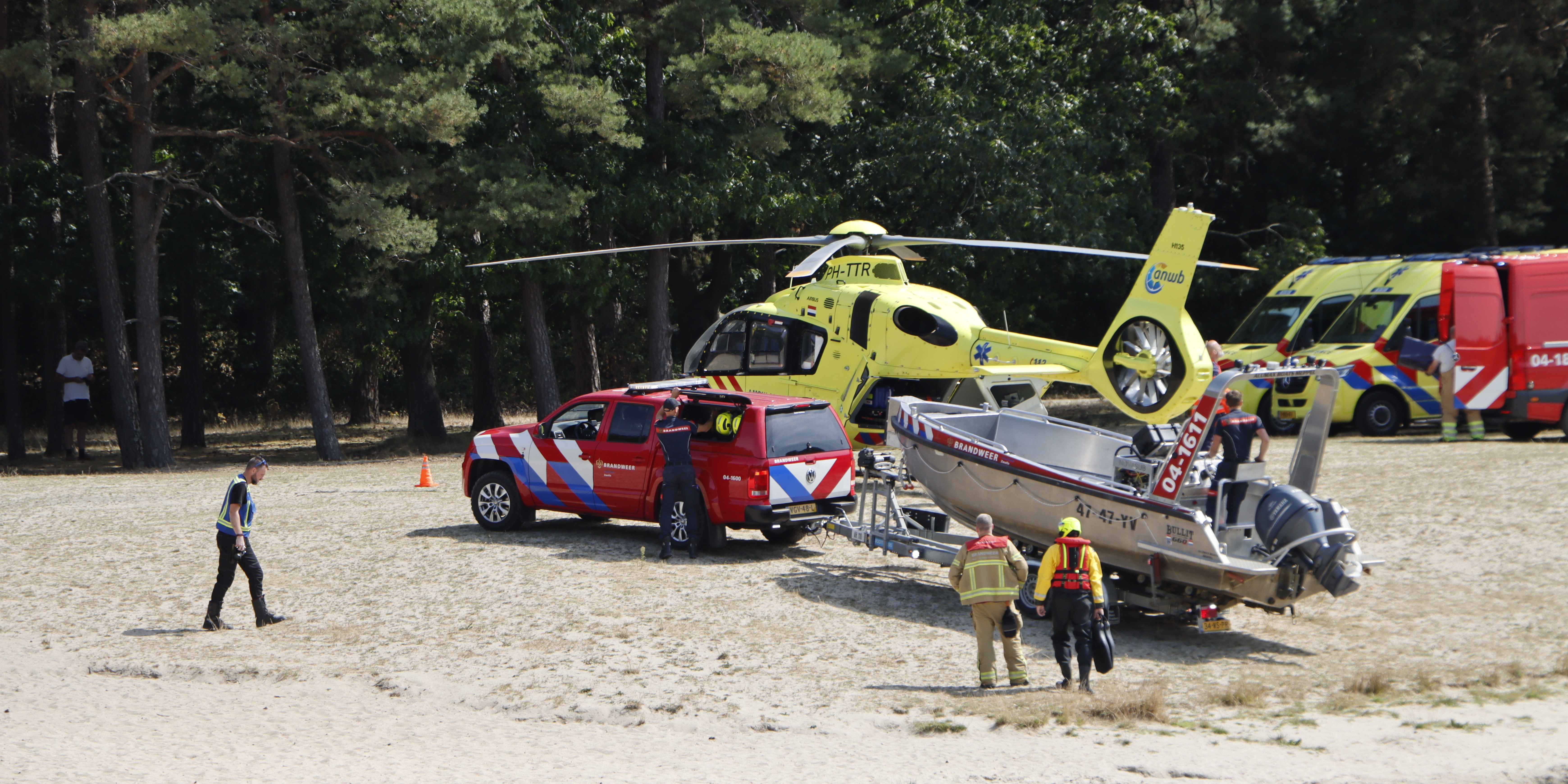 Foto: Twee personen uit het water gehaald bij de Zandenplas, hulpdiensten groots uitgerukt