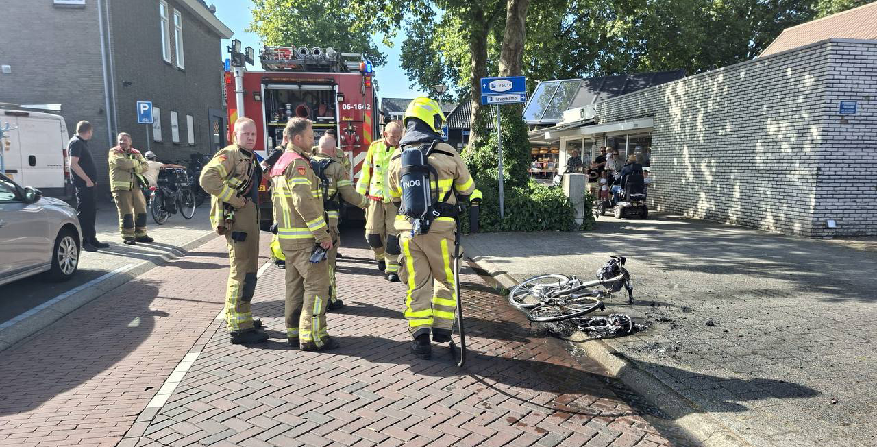 Twee knallen en plots staat deze fiets in brand