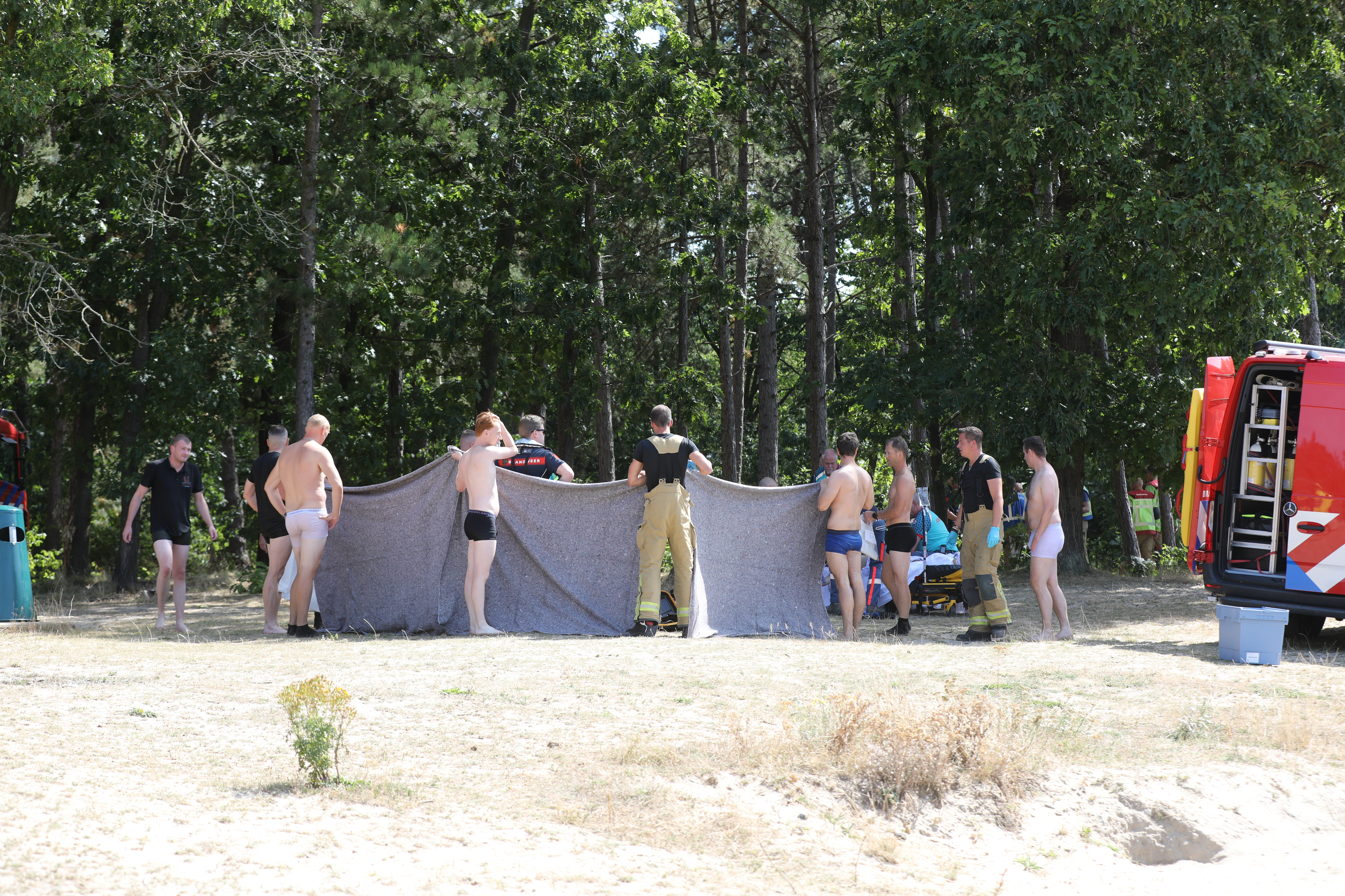 Foto: Twee personen uit het water gehaald bij de Zandenplas, hulpdiensten groots uitgerukt