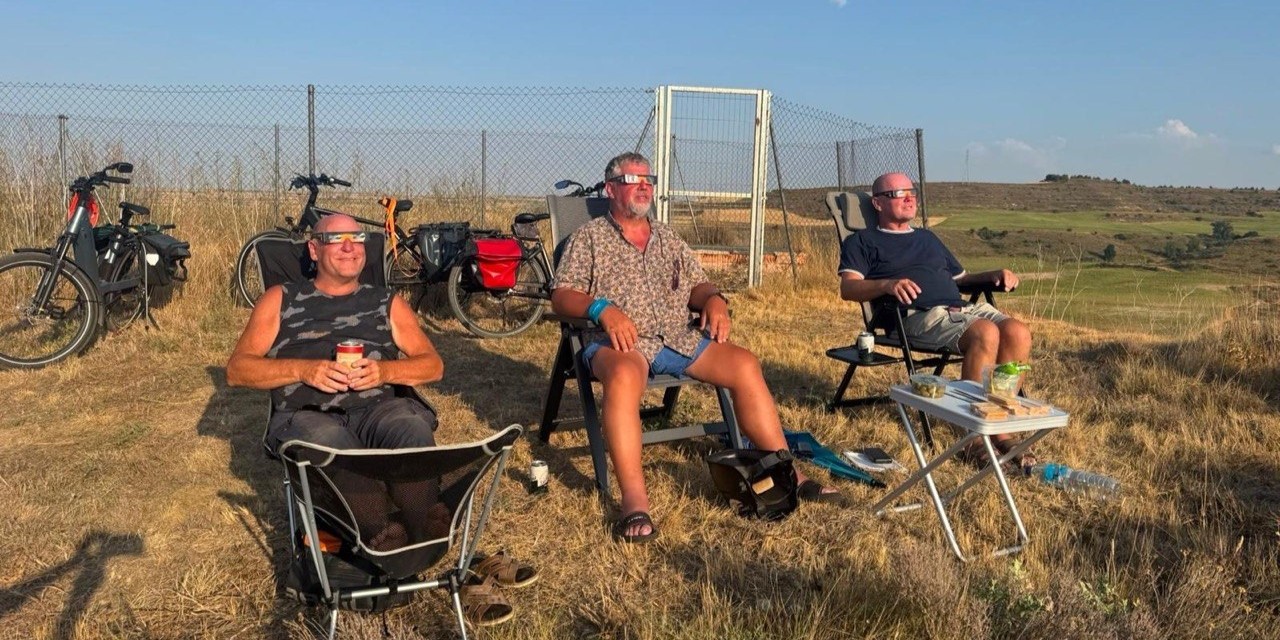 Foto: Waar kijkt Nunspeter Bert (64) de eclips? Gewoon spontaan in Noord-Spanje