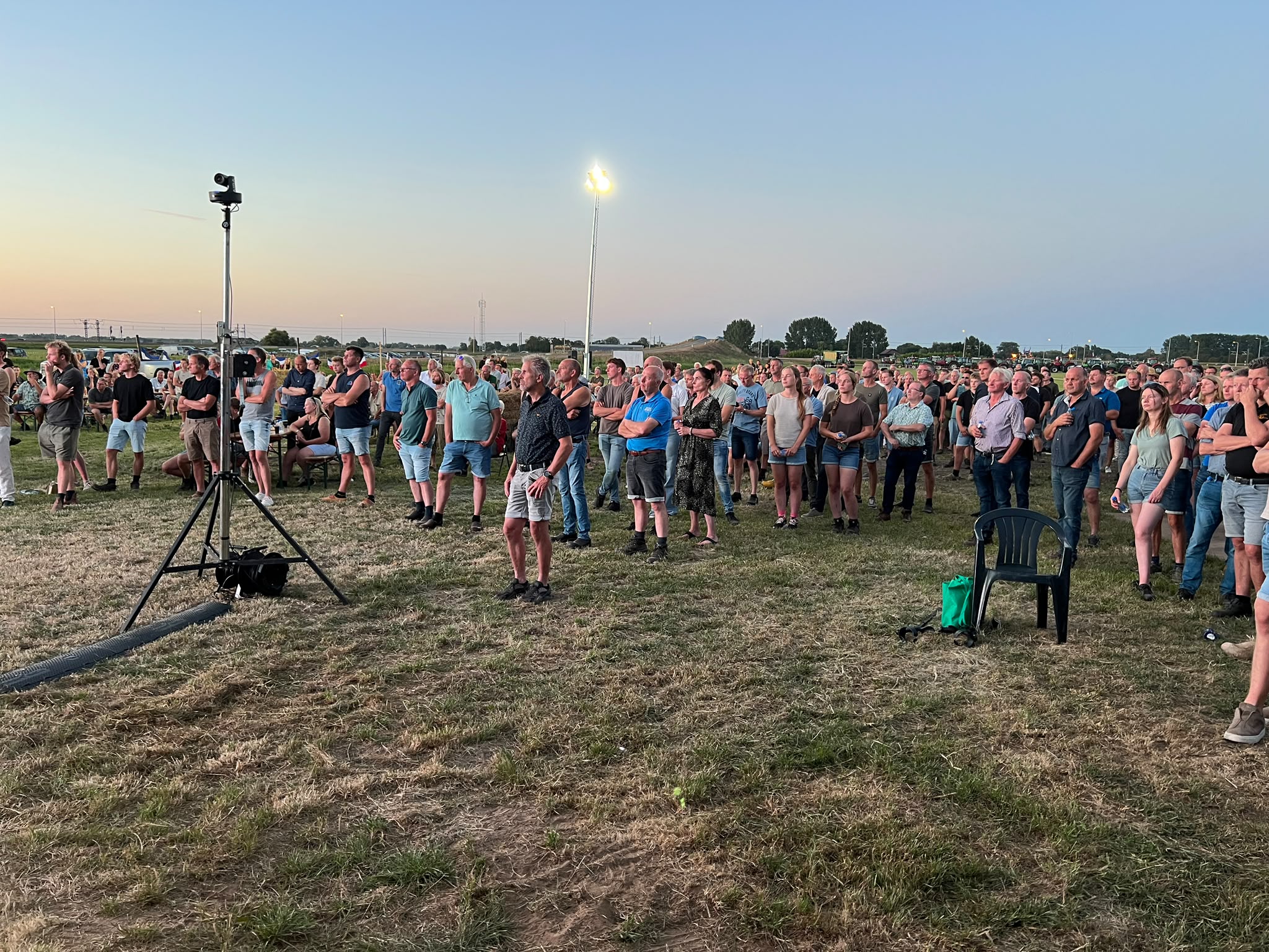 Foto: Nunspeetse boeren laten van zich horen in Kamperveen: ‘De nood is hoog’