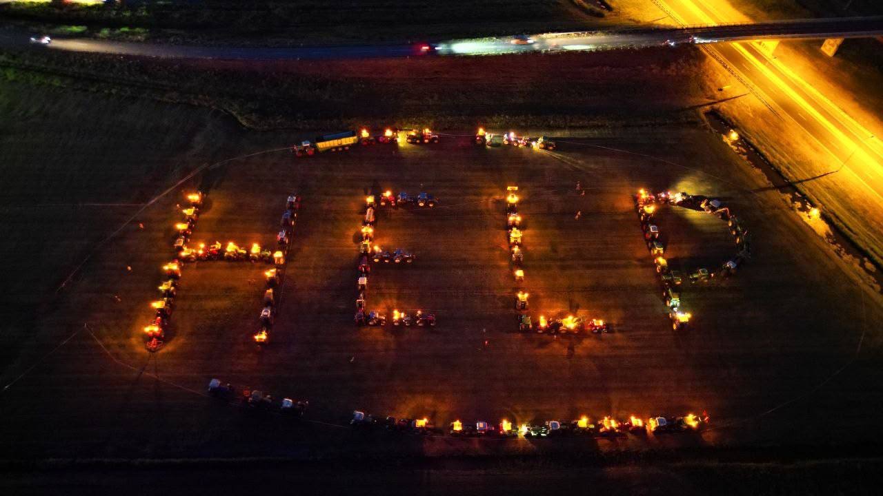 Foto: Nunspeetse boeren laten van zich horen in Kamperveen: ‘De nood is hoog’