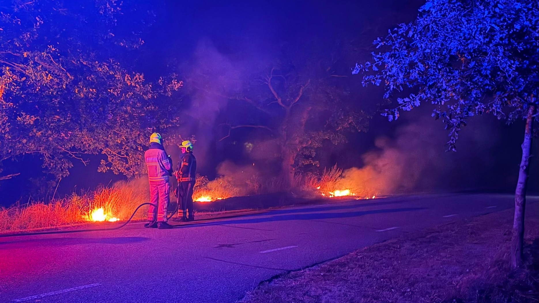 Foto: Twee bermbranden binnen zes uur: ‘Houd klein afval binnen’
