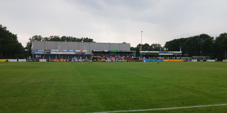 Foto: ESC en ’t Harde houden elkaar in evenwicht tijdens natte Contour VeluweCup-derby