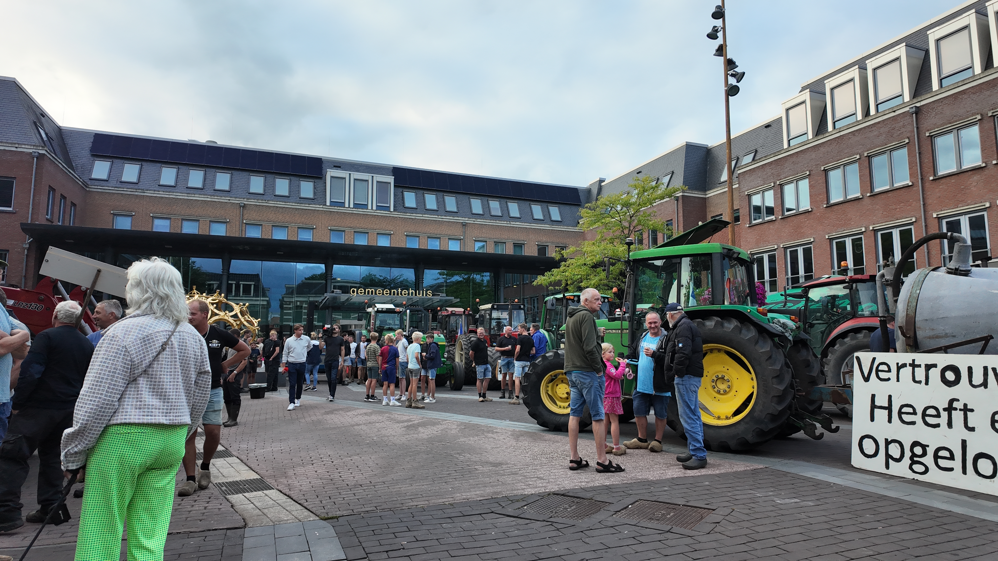 Foto: Barneveldse boeren protesteren bij gemeentehuis: ‘Neem onze zorgen mee naar Den Haag’
