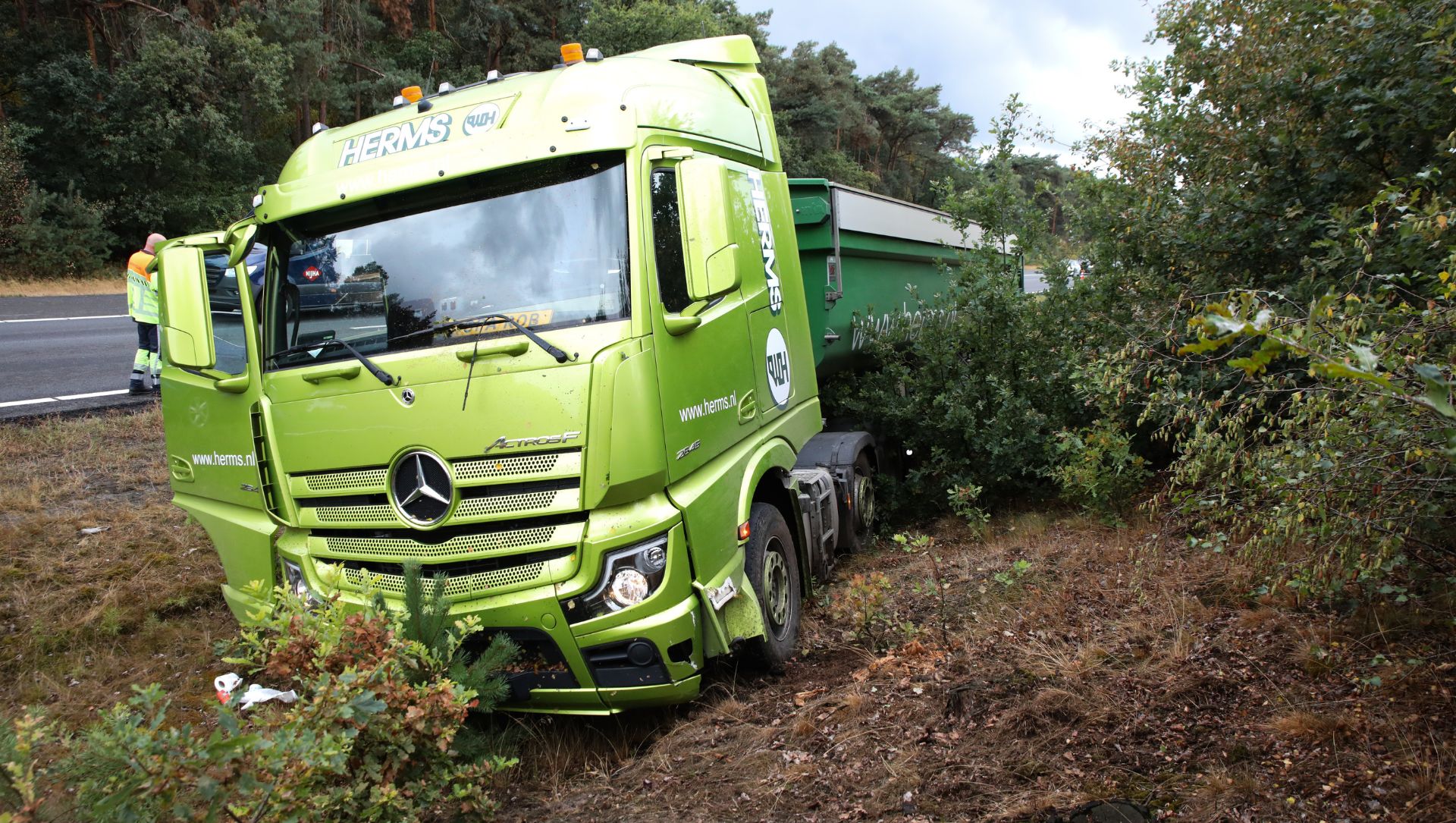 Foto: Vrachtwagen belandt in berm langs A1 bij Stroe, lange file richting Apeldoorn