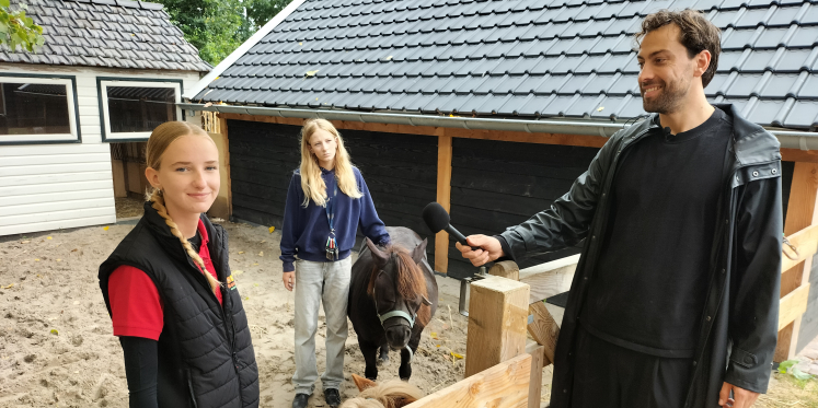 Foto: Zorgbedrijf voor mensen met dementie op bezoek bij het Boerderijmuseum