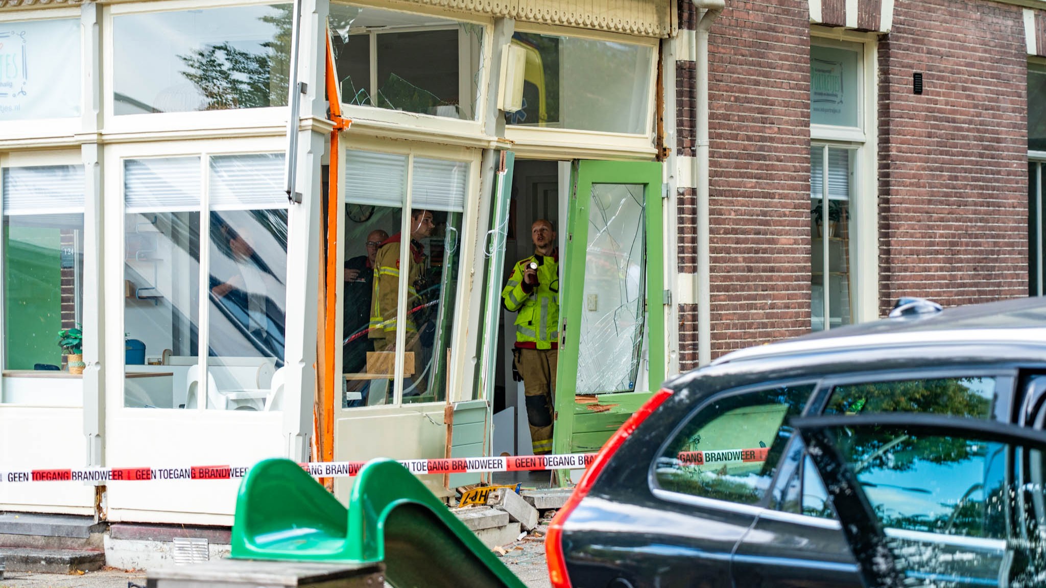 Foto: Auto schiet tuin van kinderdagverblijf in: botst tegen pand en komt tegen boom tot stilstand