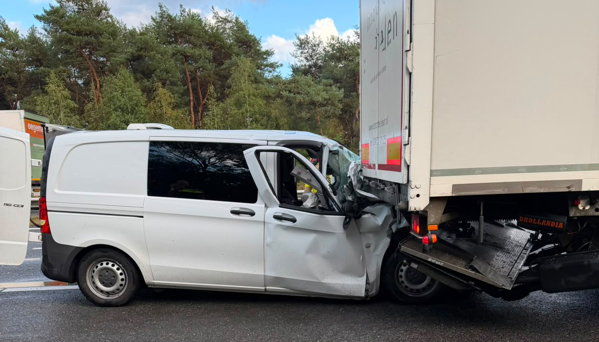 Foto: Bestelbus botst achterop vrachtwagen op A28