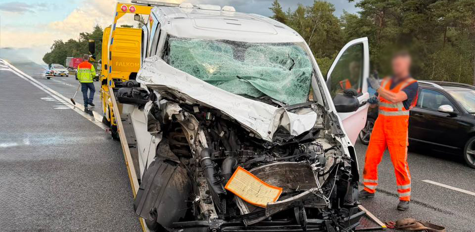 Foto: Bestelbus botst achterop vrachtwagen op A28