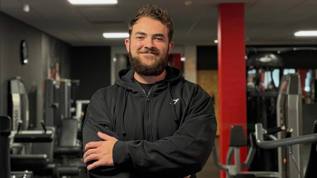 Foto: Yustin (25) maakte vrije val van 3,5 meter, negen jaar later maakt hij van zijn herstel zijn kracht als personal trainer