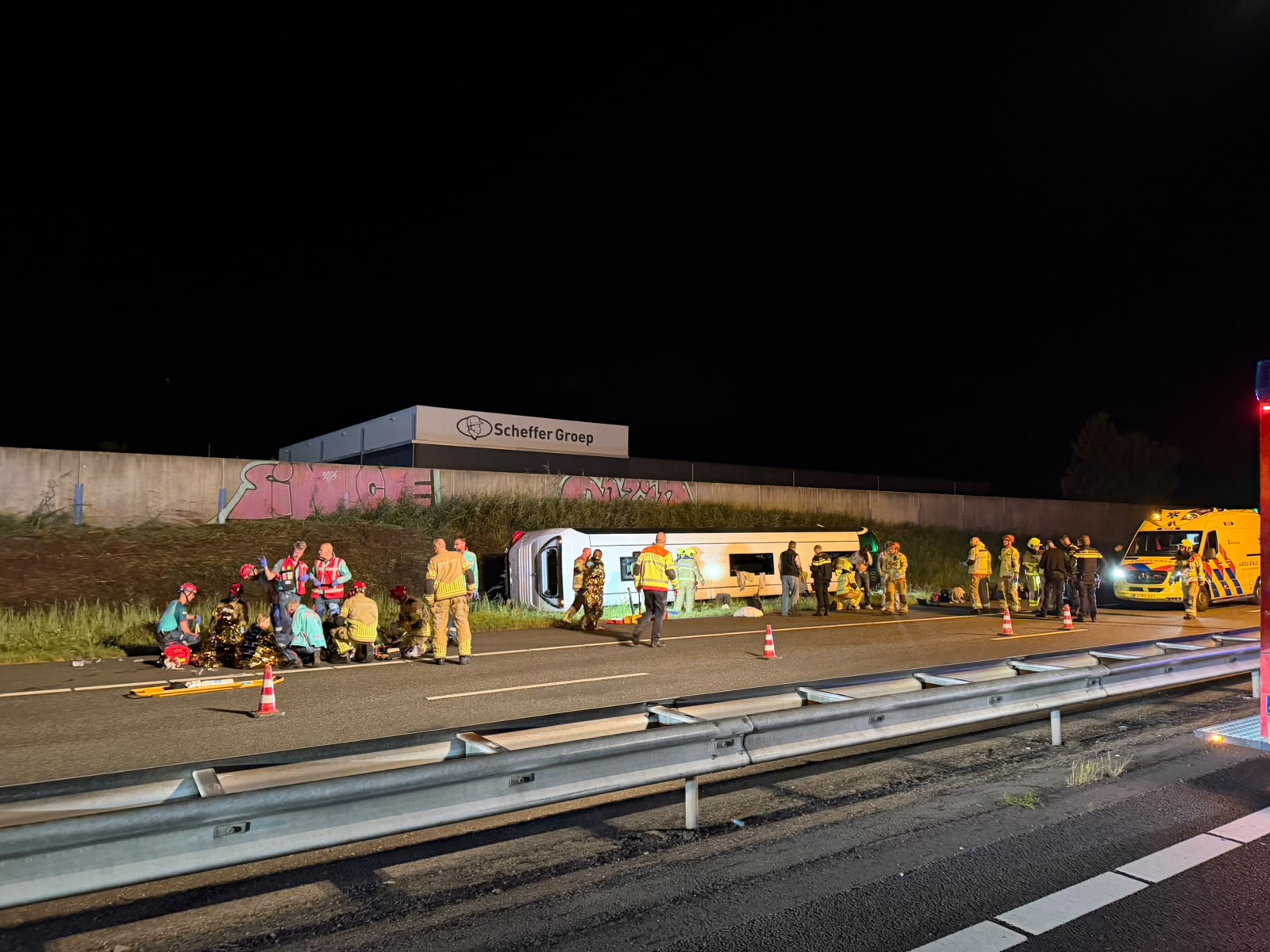 Foto: Gewonden bij zwaar ongeluk met touringcar en bestelbus, A28 bij Wezep dicht