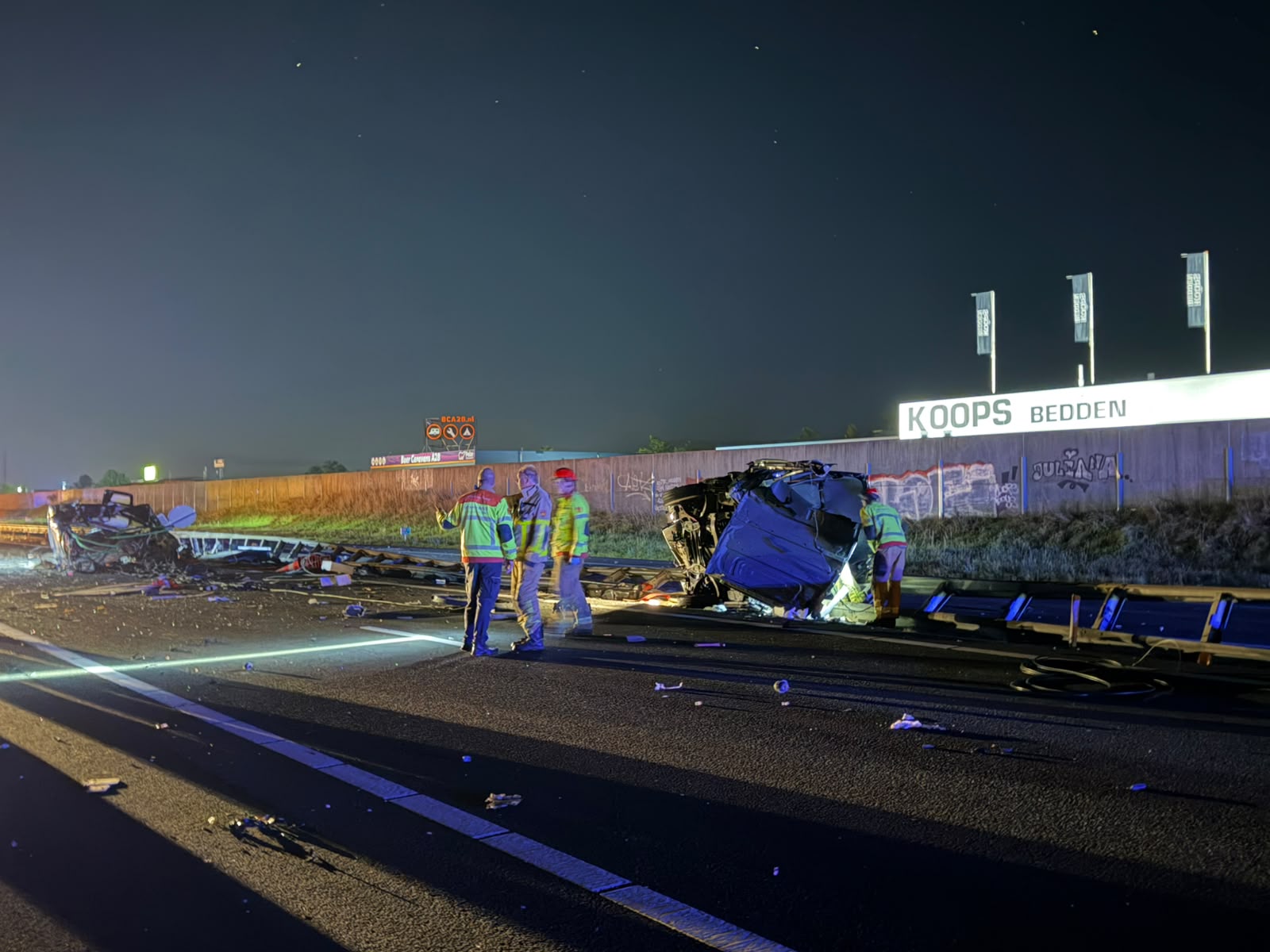 Foto: Gewonden bij zwaar ongeluk met touringcar en bestelbus, A28 bij Wezep dicht