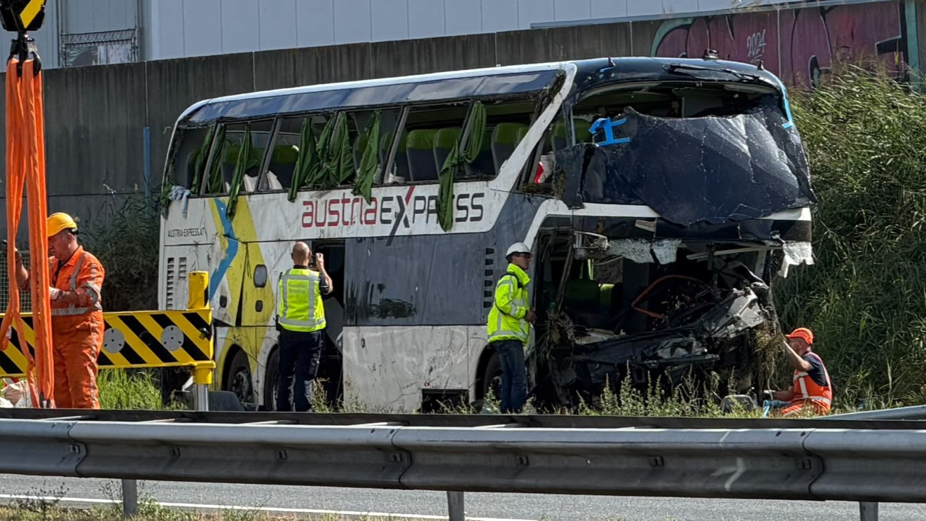 Foto: Zwaar ongeluk A28: Zestien gewonden in het ziekenhuis, bergingswerkzaamheden zijn begonnen