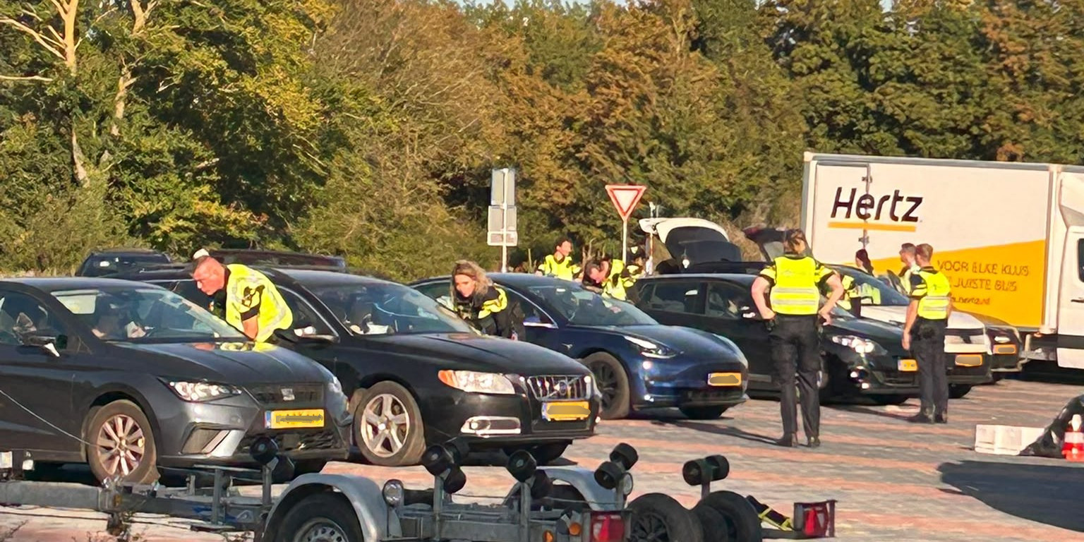 Foto: Lowlands-bezoekers weigeren speekseltest bij politiecontrole in Elburg: drie aanhoudingen