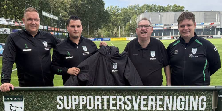 Foto: Van scorebordmanager naar gastheer: Bert Blom geeft het stokje door