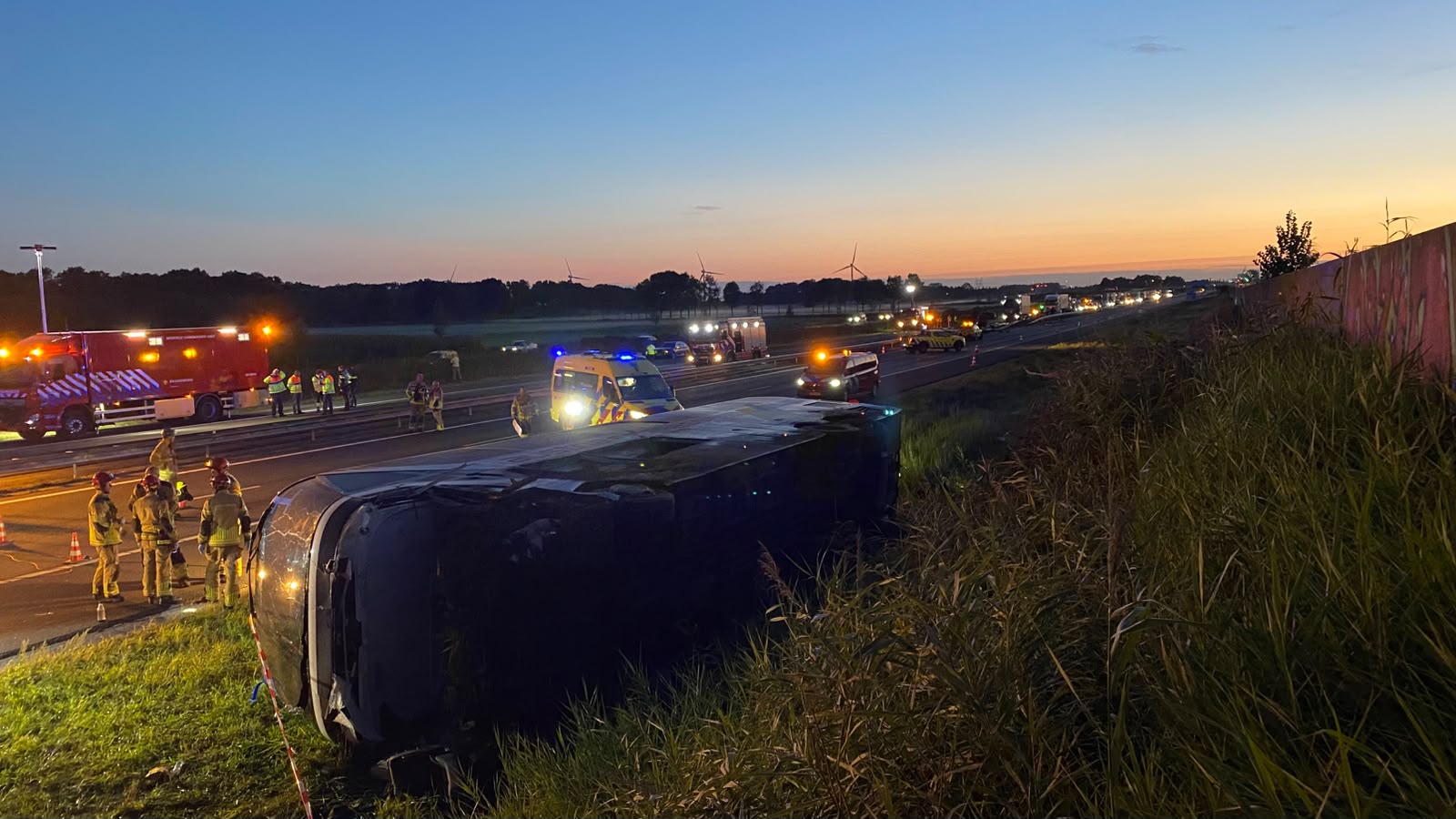 Foto: Gewonden bij zwaar ongeluk met touringcar en bestelbus, A28 bij Wezep dicht