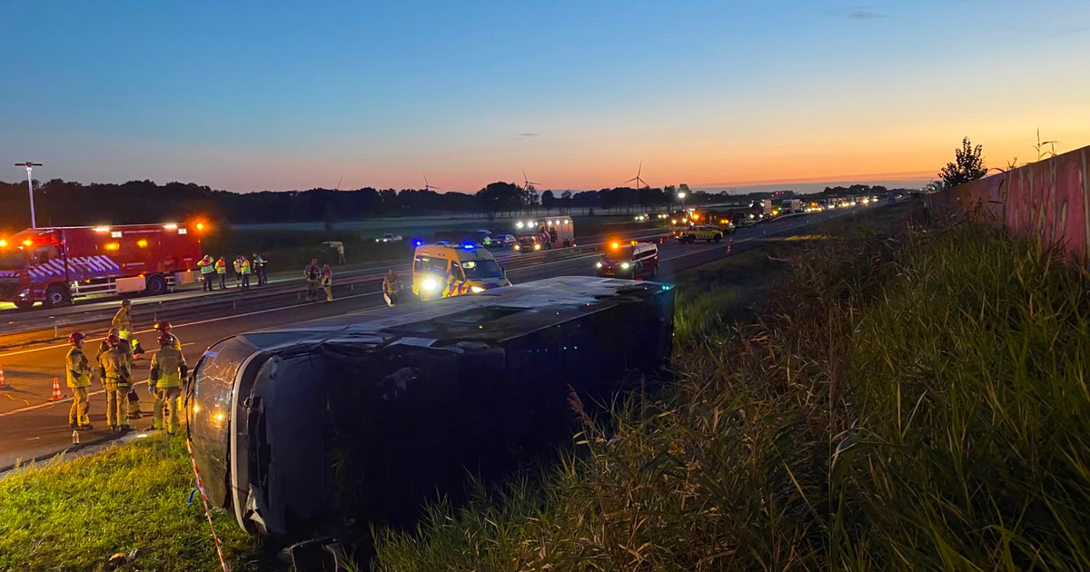 Touringcar rijdt door vangrail na aanrijding met bestelbus: A28 bij Wezep dicht