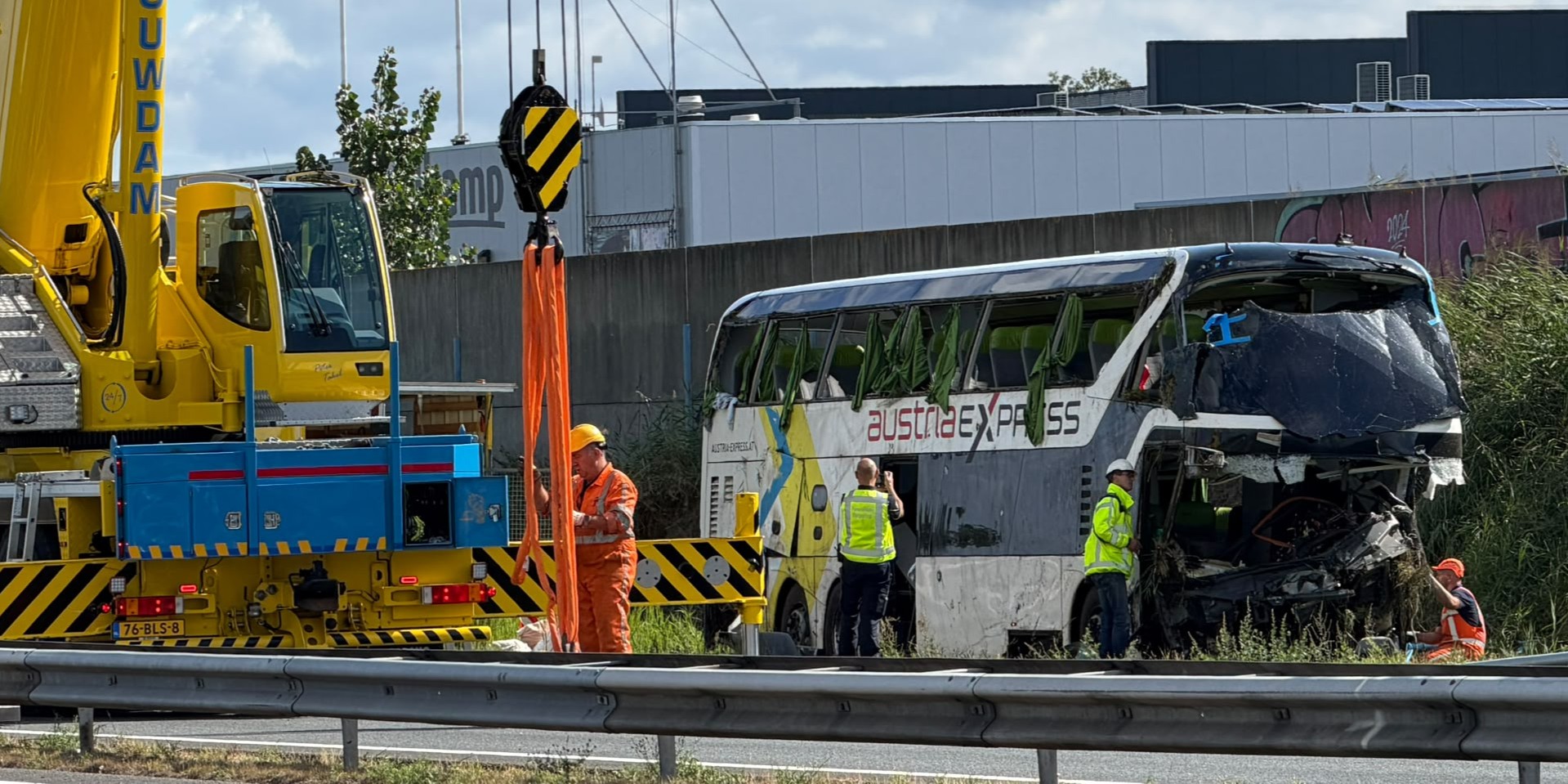 Foto: Ongeluk met touringcar op de A28 bij Wezep: dit is wat er vandaag gebeurde