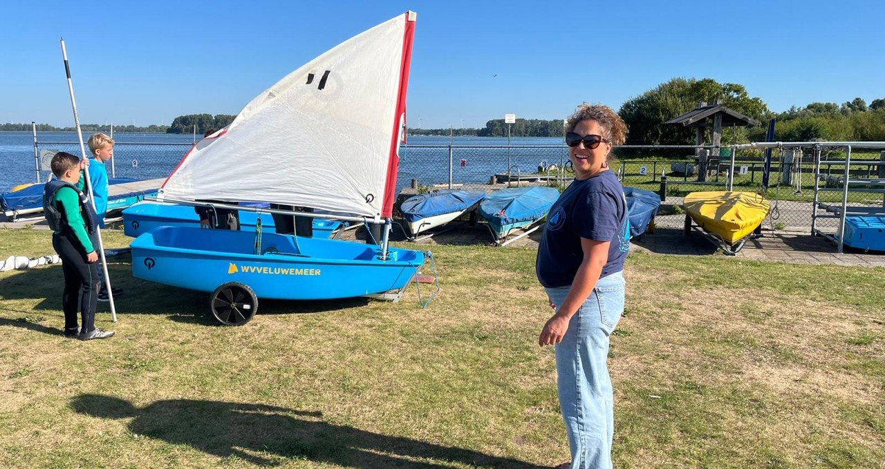 Foto: Negen jonge zeilers trotseren het Veluwemeer: 'Goed opletten'