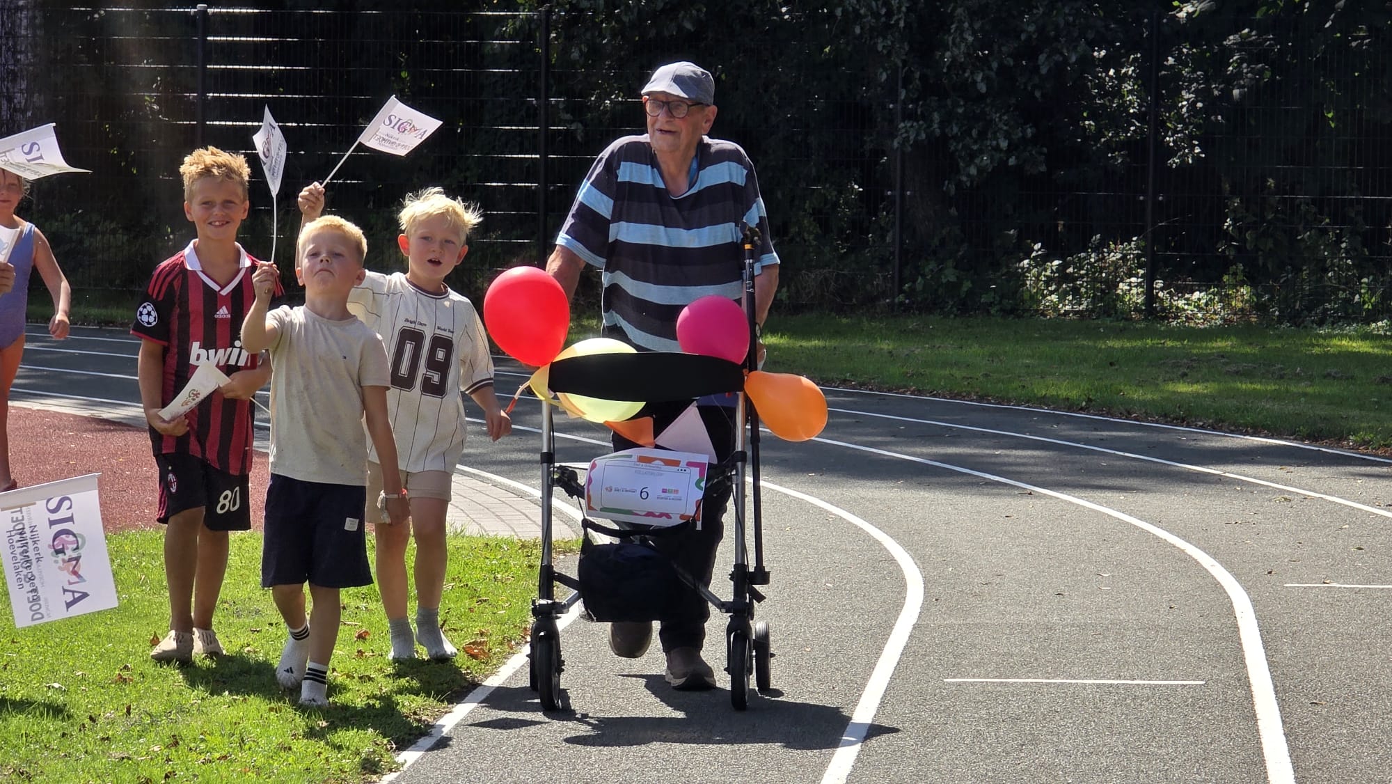 Foto: Senioren zetten rollator in de hoogste versnelling in Nijkerk