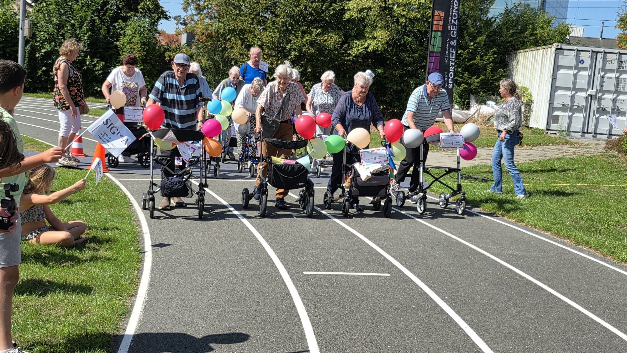 Foto: Senioren zetten rollator in de hoogste versnelling in Nijkerk