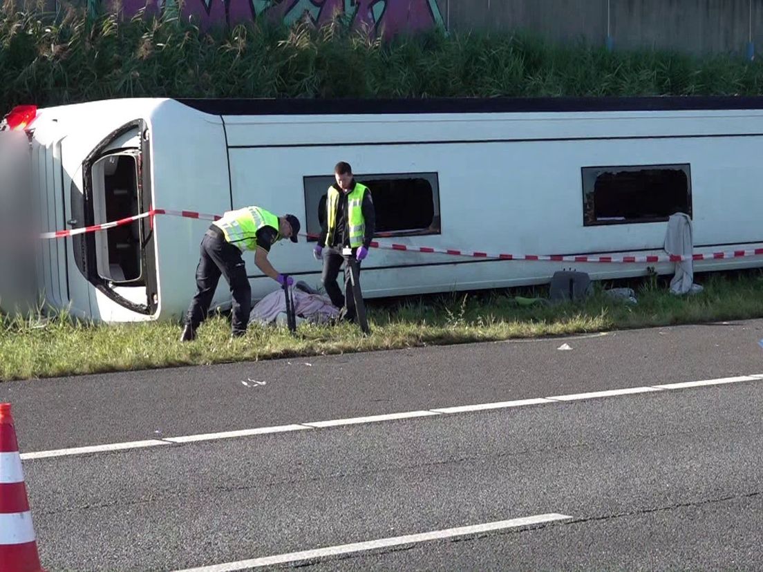 Foto: Alle gewonde kinderen na A28-busongeluk uit ziekenhuis, onderzoek kan maanden duren
