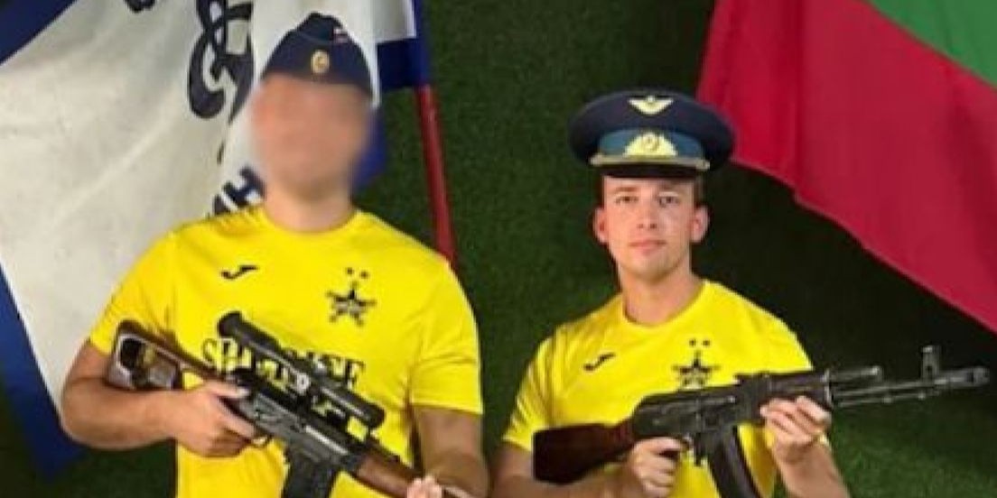 Foto: Wethouder Tom de Nooijer laat zich fotograferen met pro-Russische vlag en kalasjnikov