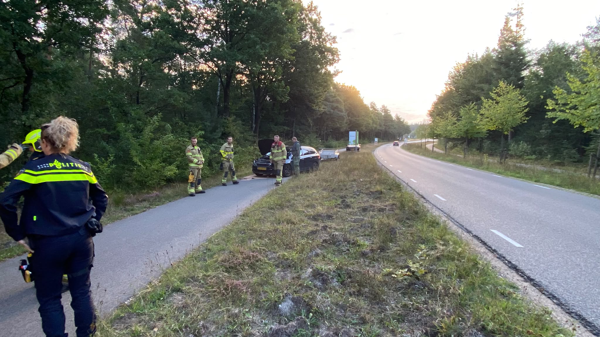 Hete olie zorgt voor veel rook bij auto in Hattemerbroek