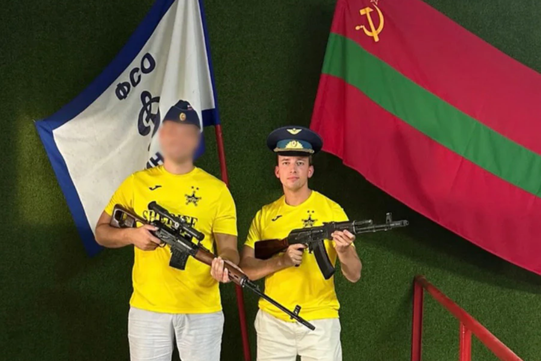 Wethouder De Nooijer komt met verklaring en excuses voor foto met kalasjnikov: ‘Onverstand
