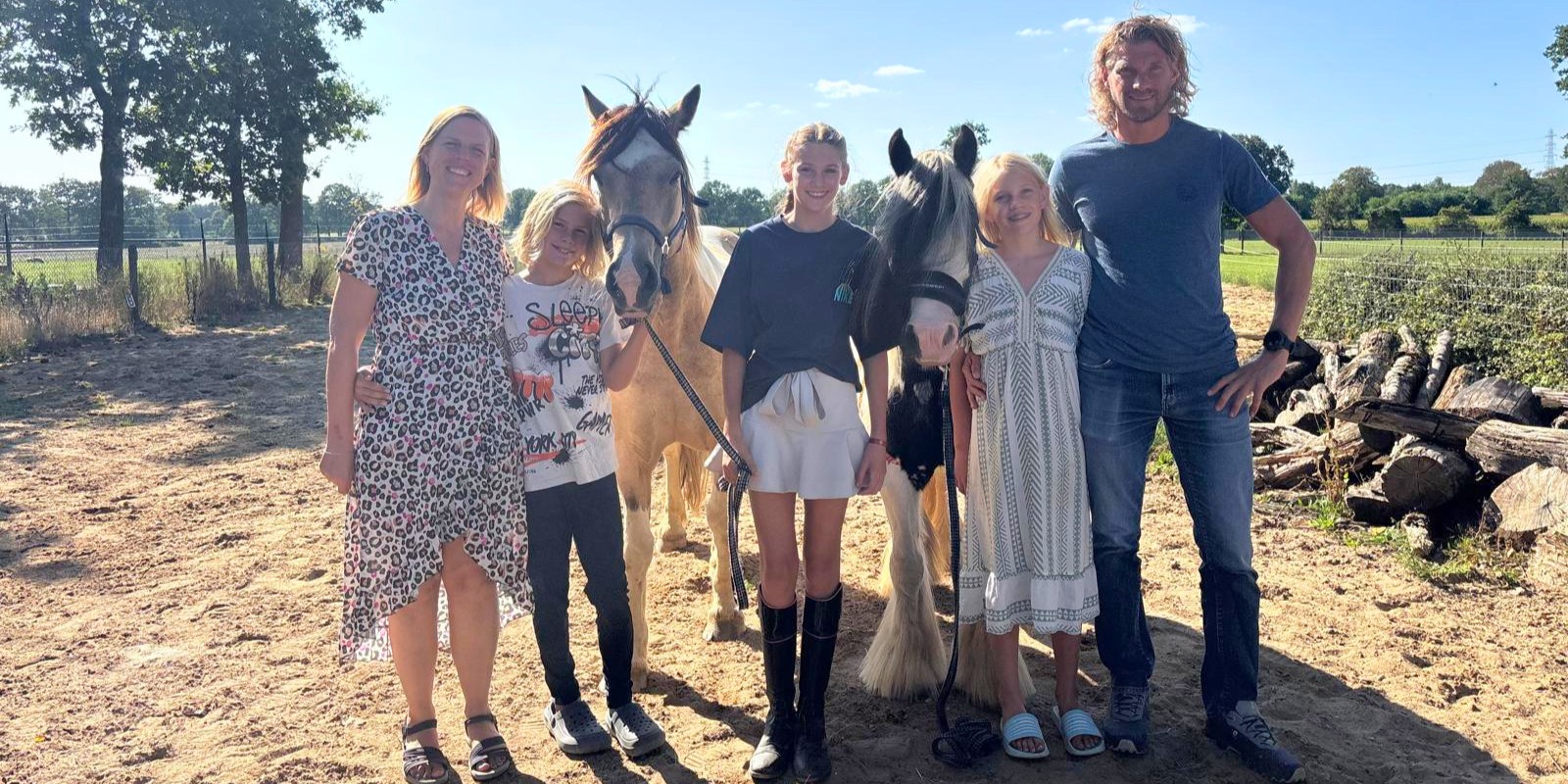 Foto: Niek en Cynthia vormen buurtgezin voor Romy (11): ‘Je deelt je eigen geluk’