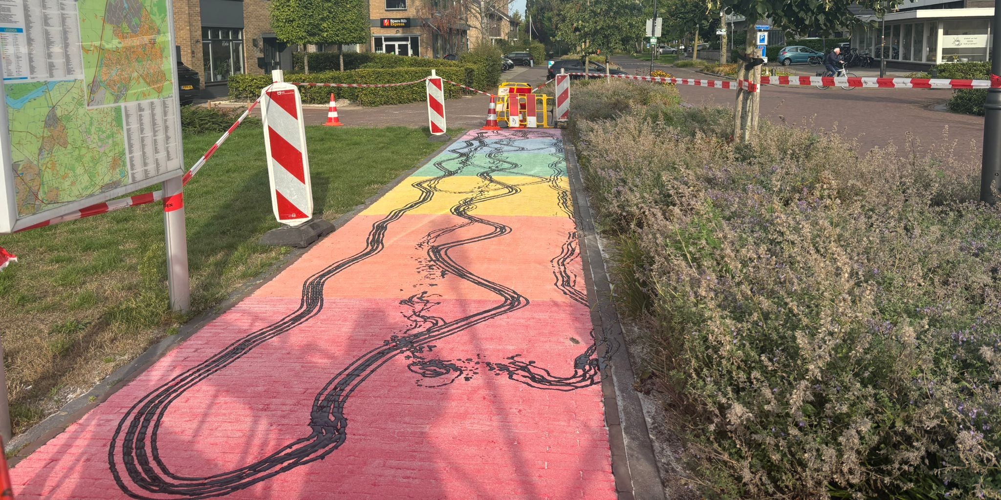 Foto: Regenboogpad bij station Nijkerk één dag na aanleg vernield