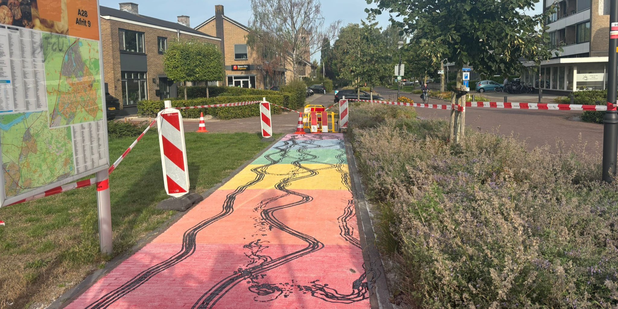 Foto: Nieuw regenboogpad binnen één nacht vernield: COC ziet daarin een duidelijke boodschap