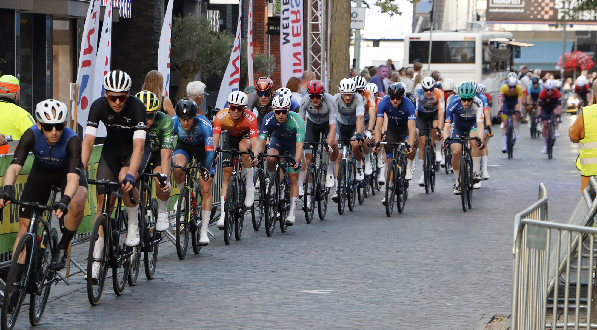 Foto: Van loopfietsje tot Ferrari: Nunspeet geniet van wielerspektakel en meer