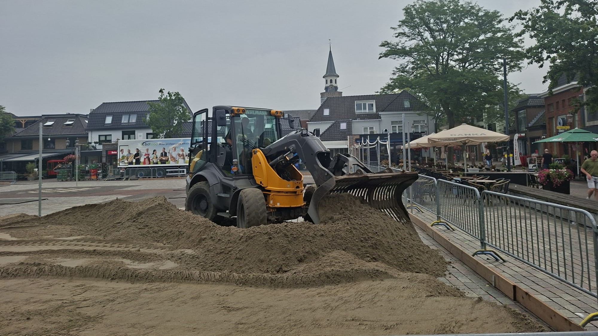 Van neonfeest naar zandfestijn