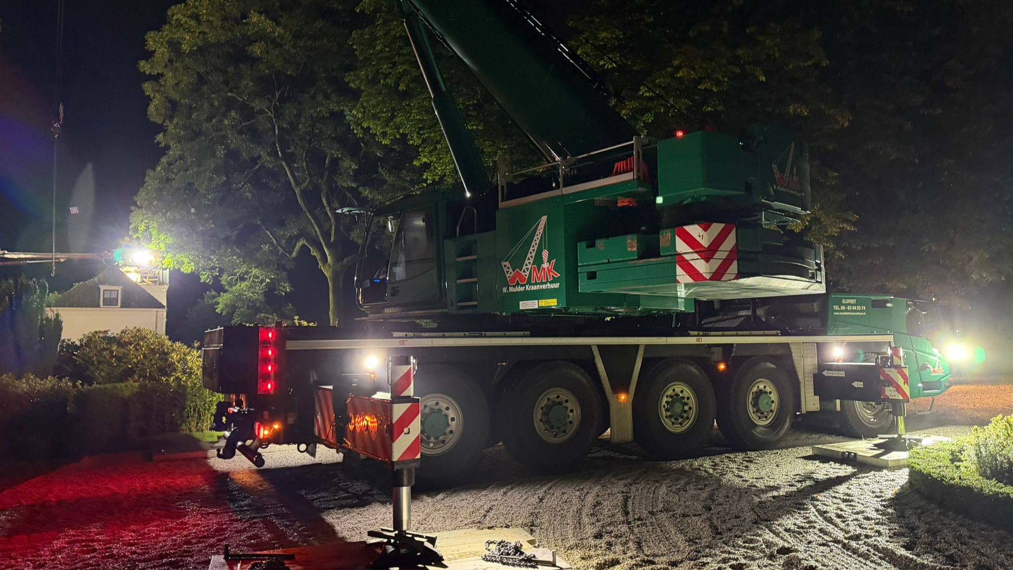 Foto: Ontwortelde boom valt op bijgebouw Kasteel Staverden