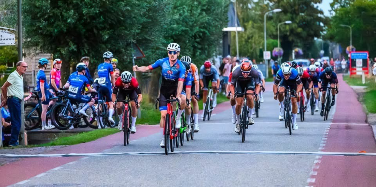 Foto: Stuiver, Van Rijssen en Jonkers bekronen klassementswinst met zege in Oosterwolde