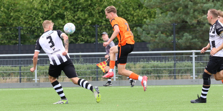 Foto: DSV ’61 lijdt historische nederlaag tegen Zwart – Wit ’63: 11 – 0