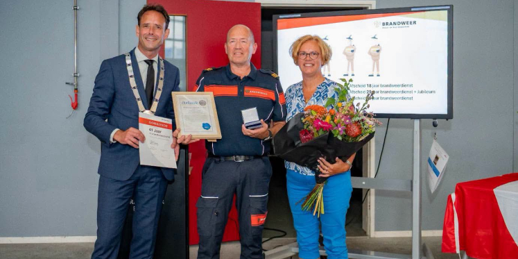 Foto: Gemeentelijke erepenning voor brandweerman Barend Bosman
