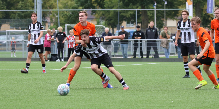 Foto: DSV ’61 lijdt historische nederlaag tegen Zwart – Wit ’63: 11 – 0