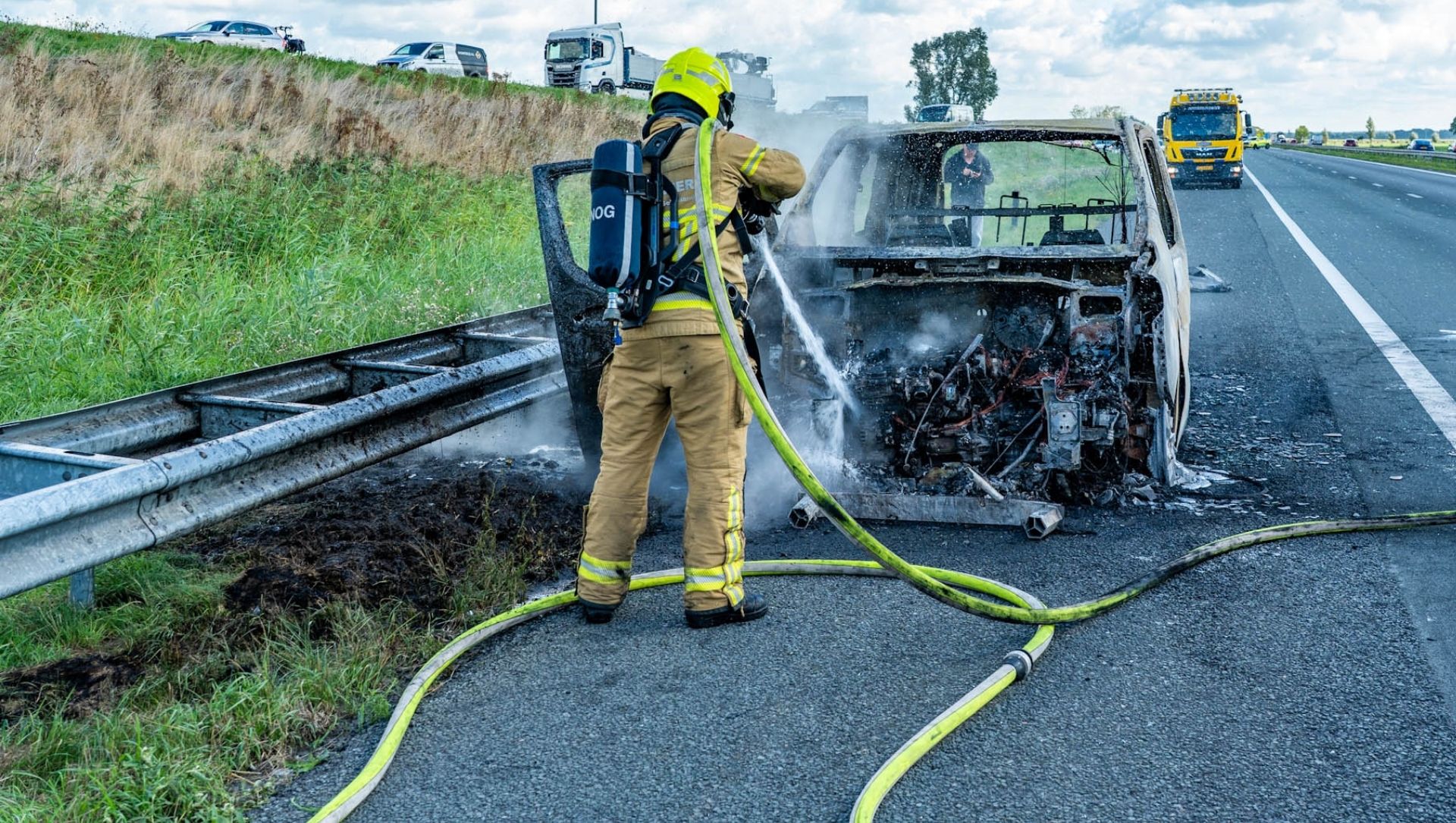 Foto: Bestelbus vliegt in brand op A28, achterliggers waarschuwen bestuurder