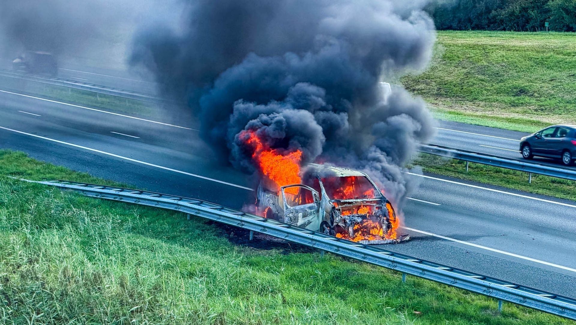 Foto: Bestelbus vliegt in brand op A28, achterliggers waarschuwen bestuurder