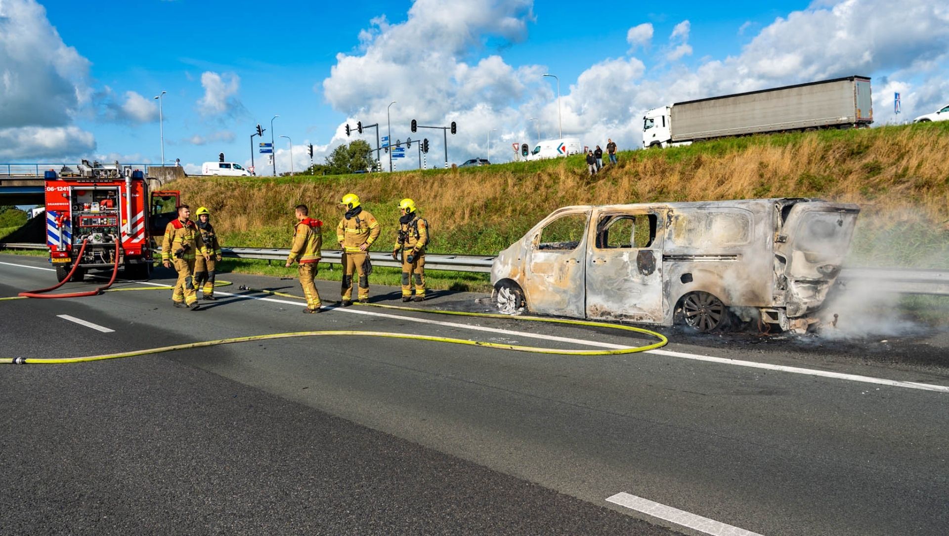 Foto: Bestelbus vliegt in brand op A28, achterliggers waarschuwen bestuurder