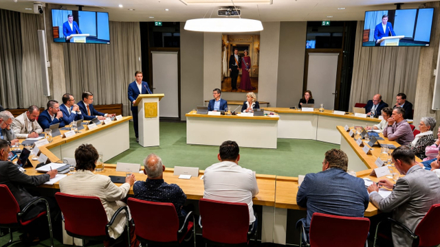 Foto: Wethouder Oldebroek gaat diep door het stof: dossier Oekraïense vluchtelingen ingeleverd en tijdelijk geen lintjes uitreiken