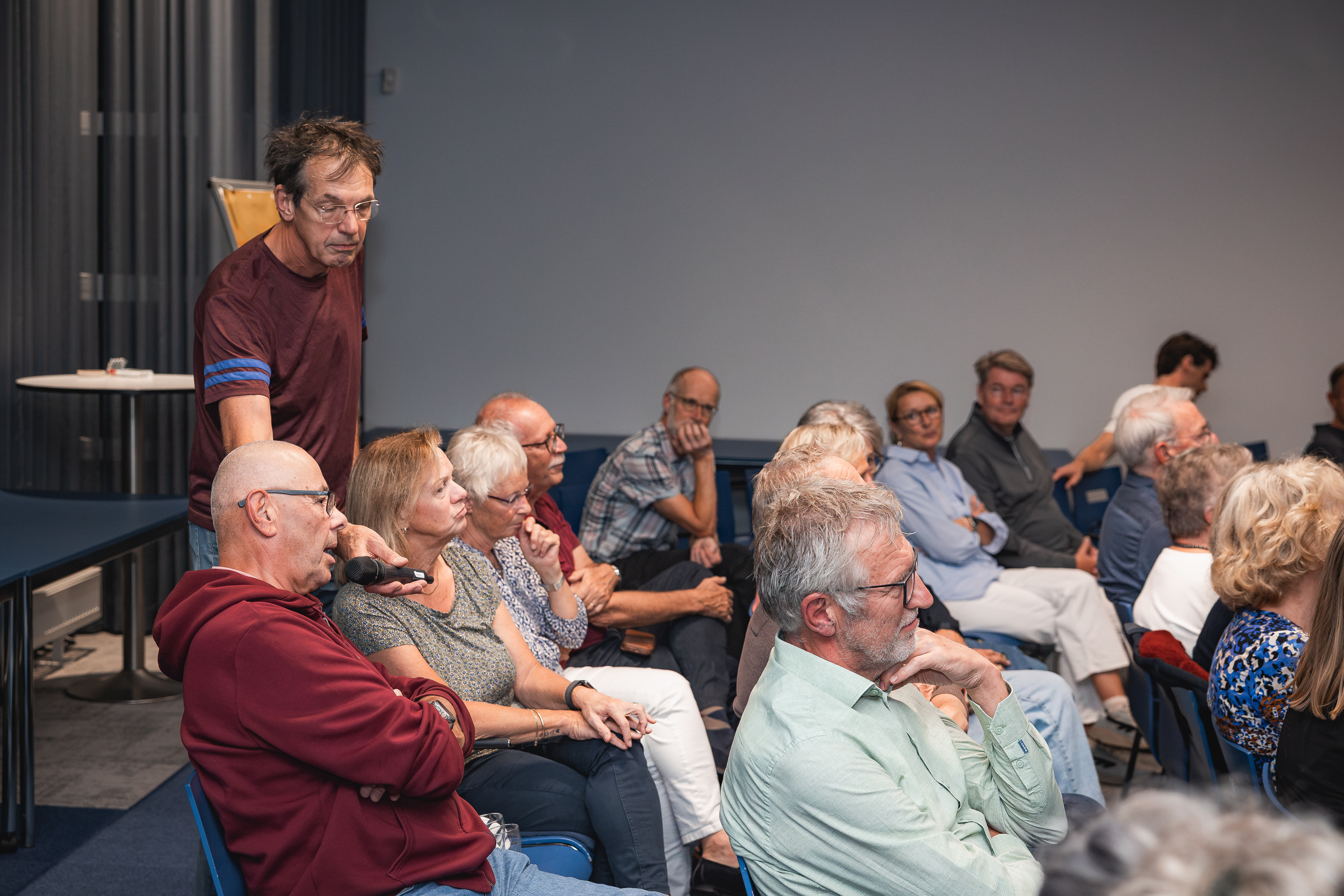 Foto: Zelfs zwarte gaten worden hier begrijpelijk: Science Café trekt al 15 jaar volle zalen