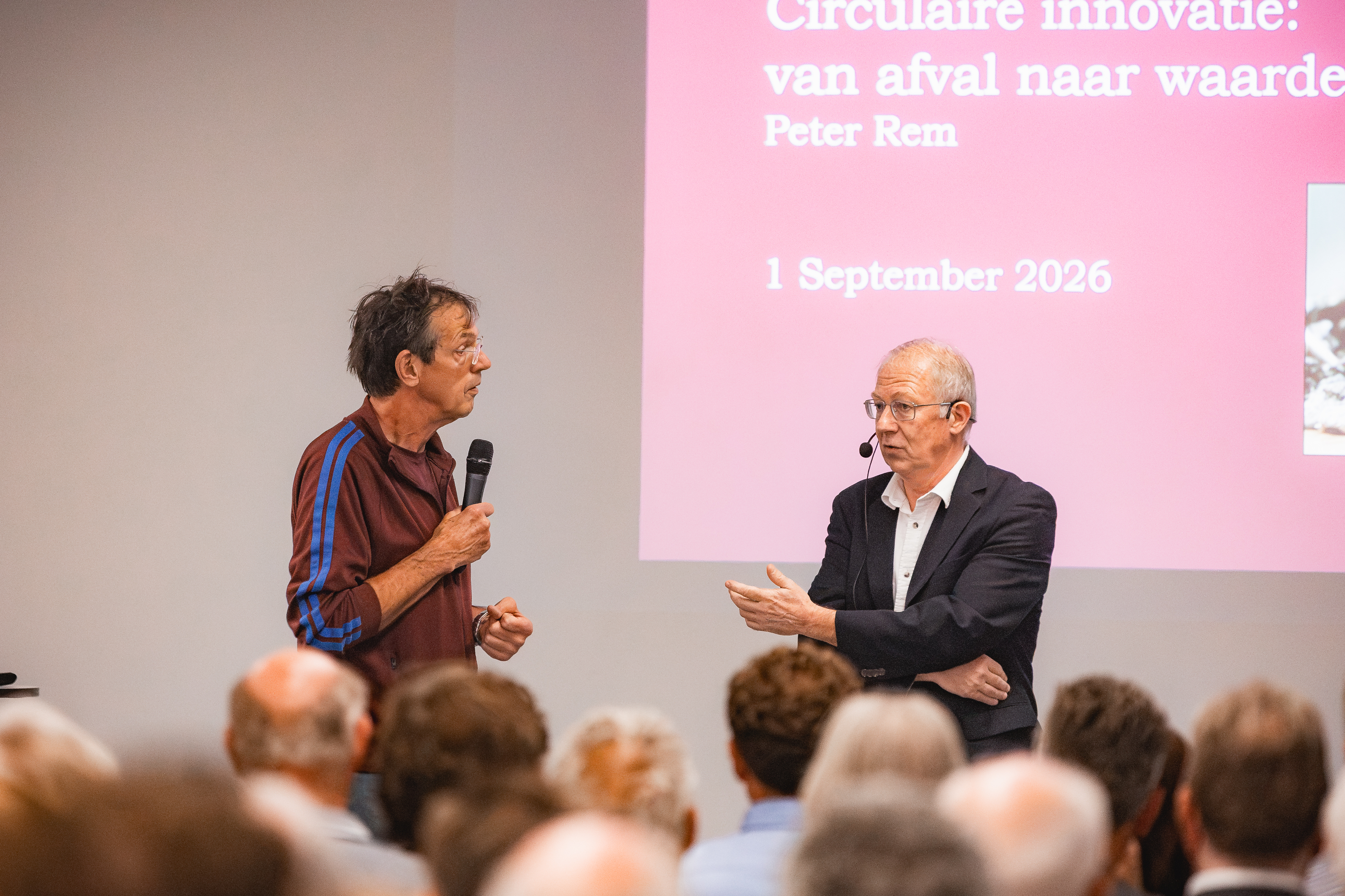 Foto: Zelfs zwarte gaten worden hier begrijpelijk: Science Café trekt al 15 jaar volle zalen