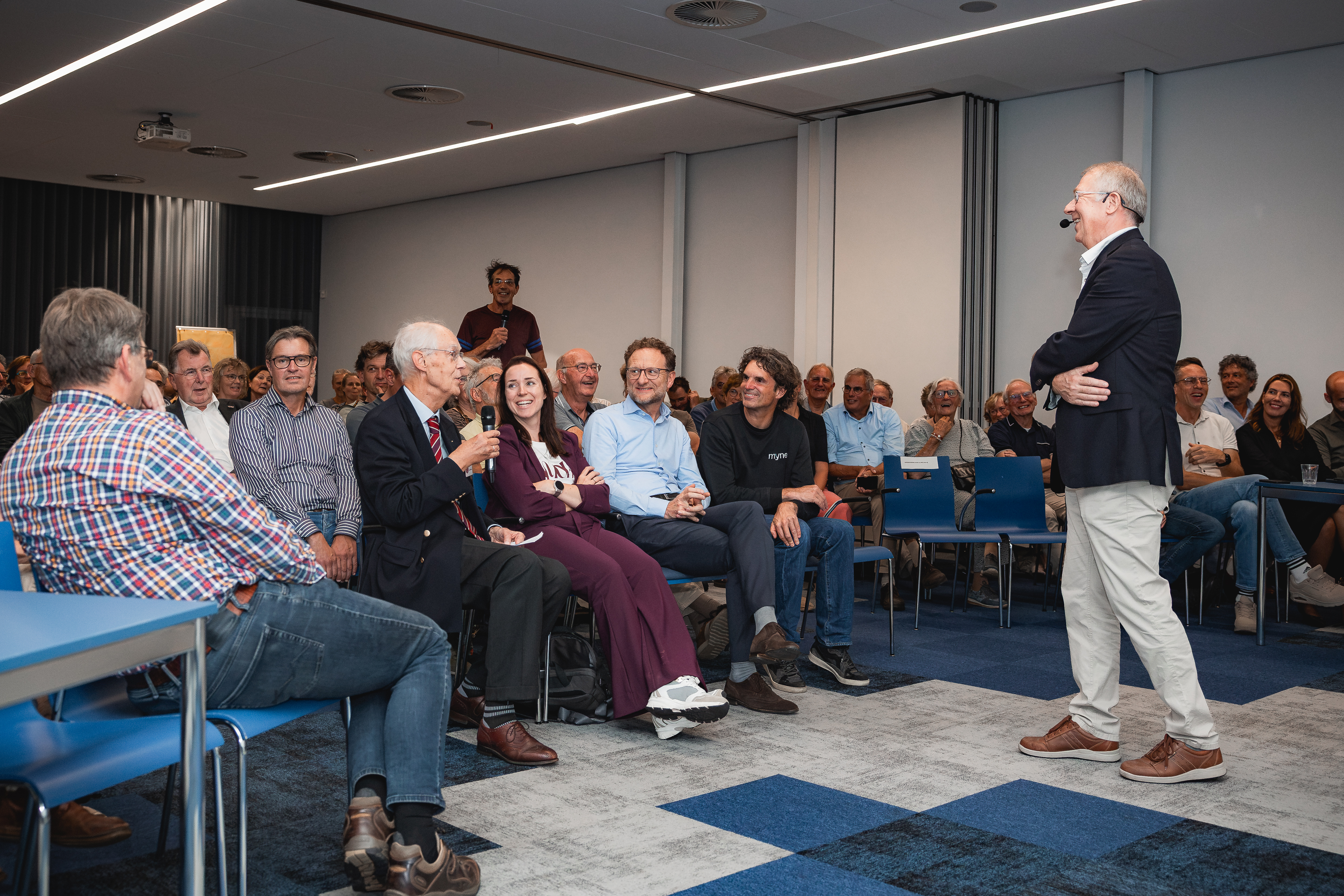 Foto: Zelfs zwarte gaten worden hier begrijpelijk: Science Café trekt al 15 jaar volle zalen
